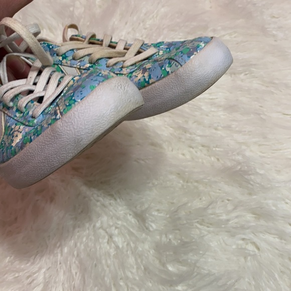 Converse Shoes - Picture 5 of 7